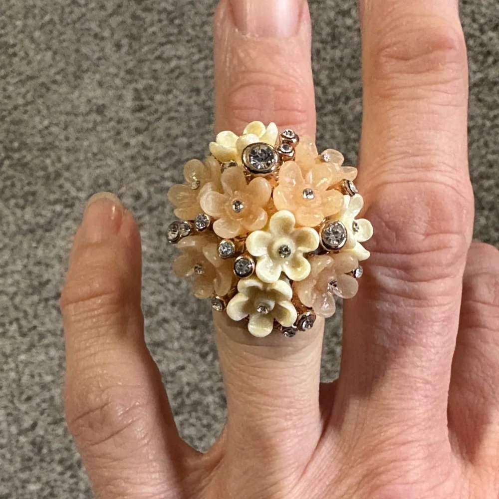 VINTAGE CLUSTERED PINK AND TAN ACRYLIC RHINESTONE ROSE-TONE LARGE SIZE 6 RING - Picture 1 of 10